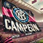 Bandera del Inter de Miami con la leyenda "Campeón" ondeando en un estadio lleno de aficionados.