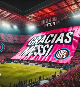 "Bandera gigante del Inter de Miami con el mensaje 'Gracias Messi' en un estadio lleno, vista desde el campo de juego, homenajeando a Lionel Messi."