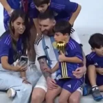 La familia de Messi celebra la victoria en el Mundial de Qatar 2022, con Lionel Messi sosteniendo a su hijo mientras su esposa toma una selfie.